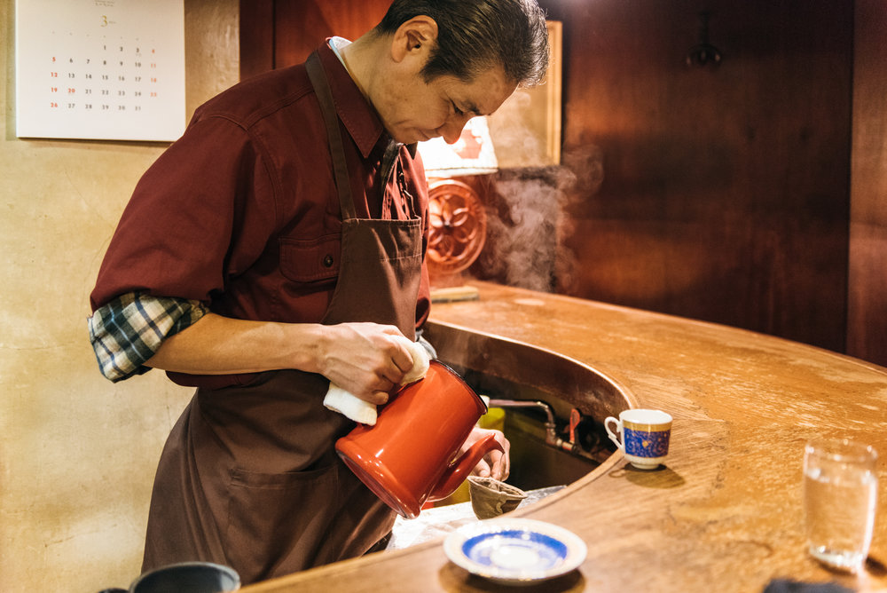 Cafe de l'ambre Cafe de l’ambre first opened its doors in 1948. It moved locations in the ’70s, but has always called Ginza home. The owner is 100 and is still roasting beans and we were lucky enough to meet him that day.